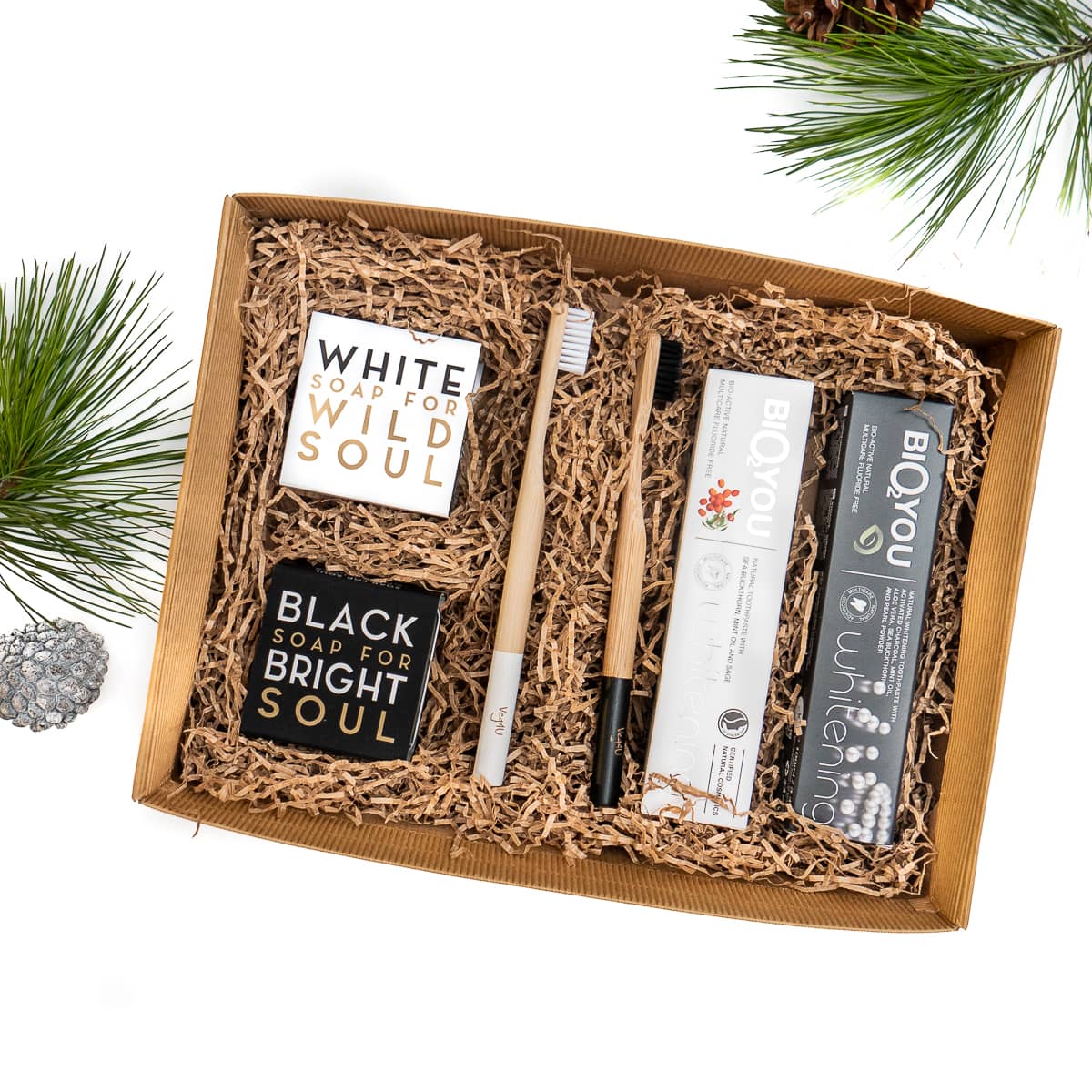dovanu rinkinys balta juoda Veg4U Dovanų rinkinys: natūralūs muilai, bambukiniai šepetėliai, dantų pastos, Veg4U